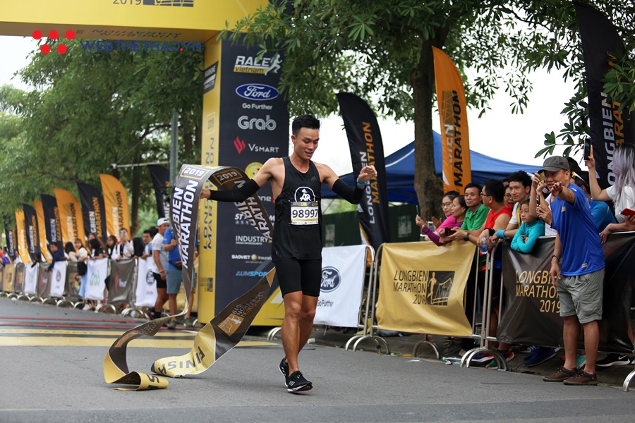 Đáng yêu khoảnh khắc “cựu vương” căng dây đích đón tân vô địch Longbien Marathon 2019 Đáng yêu khoảnh khắc “cựu vương” căng dây đích đón tân vô địch Longbien Marathon 2019